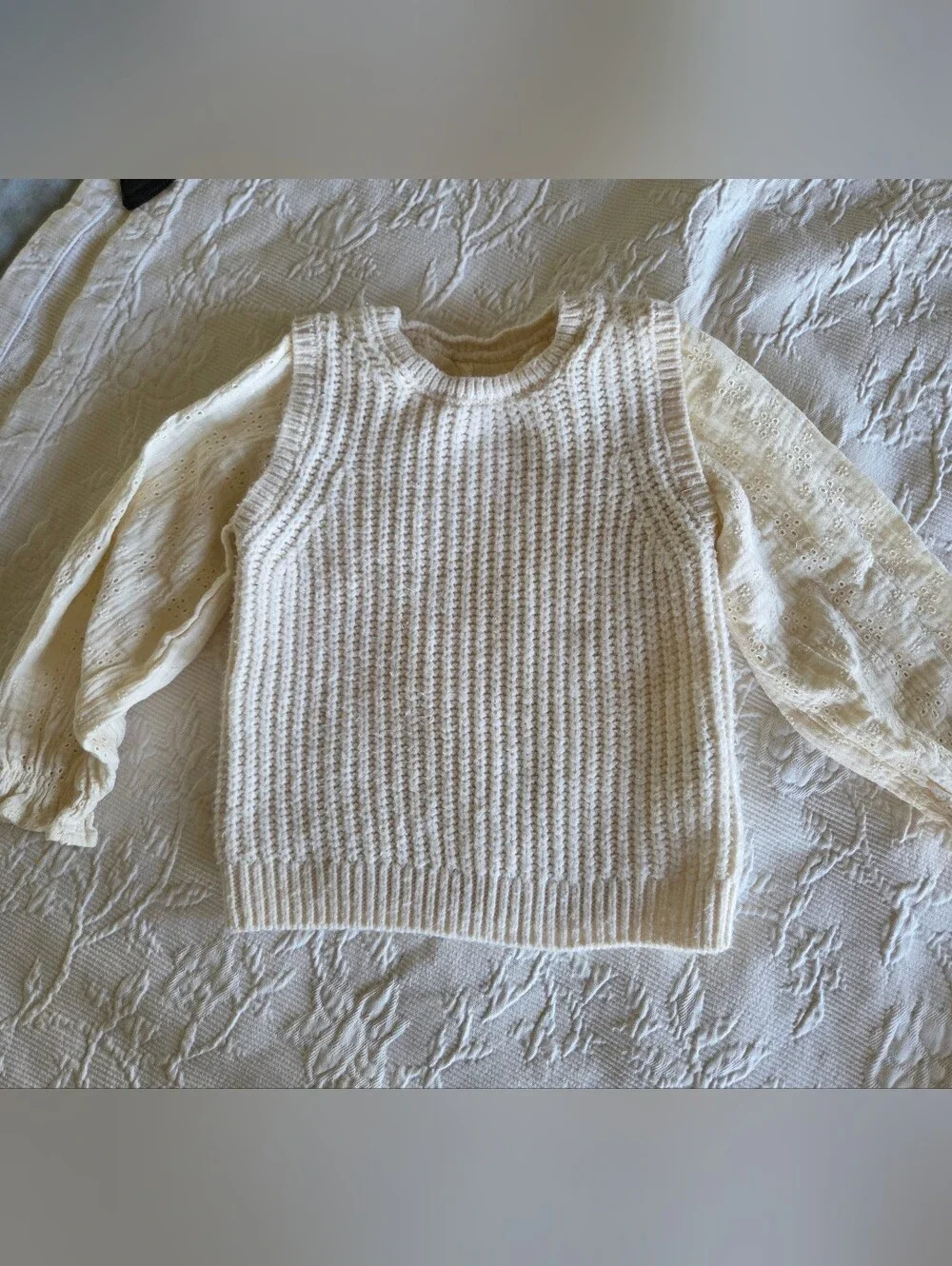 Zara | Cream Knit V-Neck Eyelet Sleeve Sweater